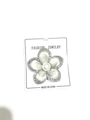 Flower brooch with White Pearl and Stones